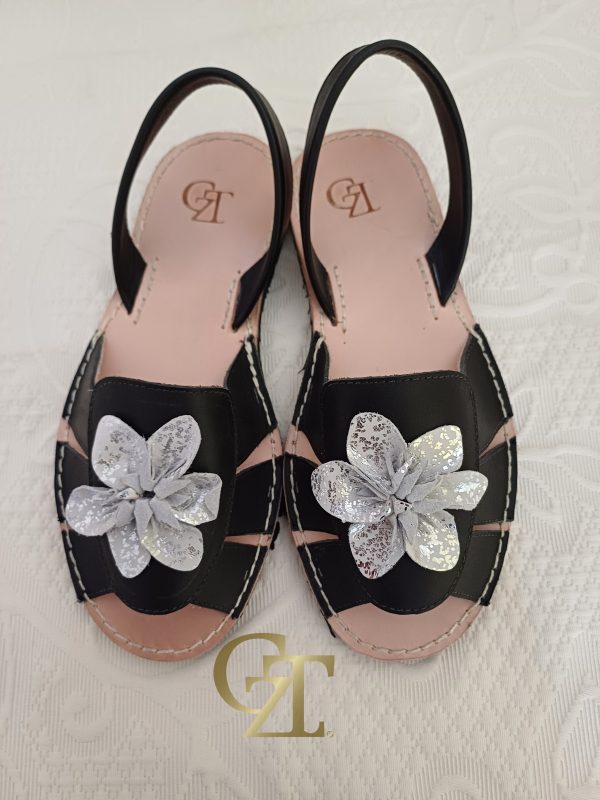 Capri negro con flor Plata
